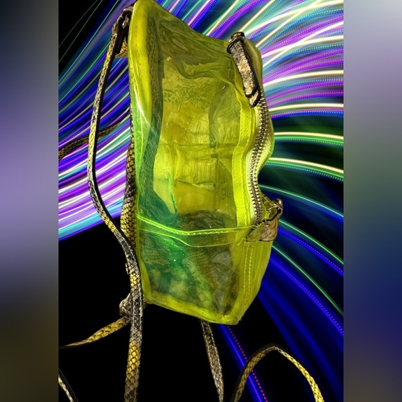 Victoria’s Secret Neon Green Vinyl & Snakeskin Pattern Backpack Bag w/Gold Chain - Picture 8 of 12